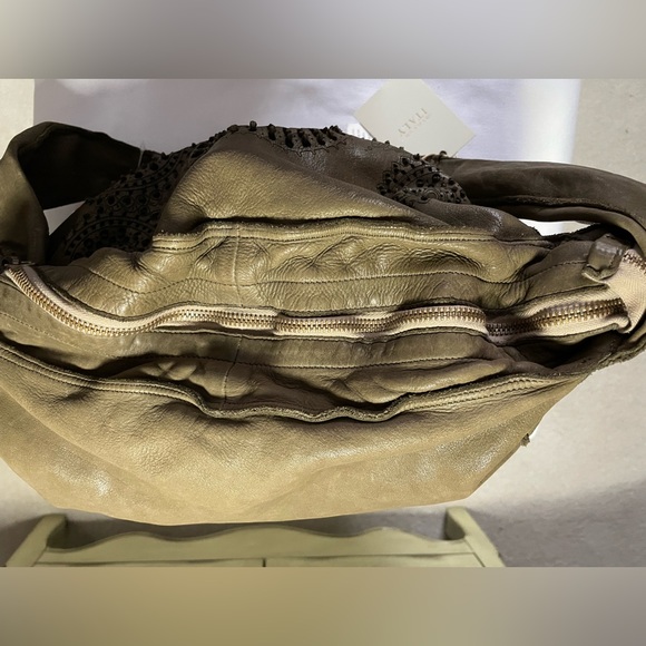 NWT ERRELLEVENTIDU HANDBAG. Made in Italy. Soft Leather. - Picture 4 of 12